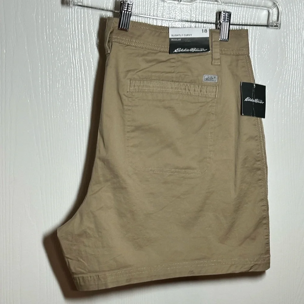 Eddie Bauer Womens Aspire Chino Shorts in Light Khaki